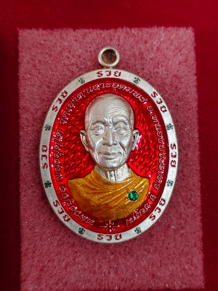 Монета Луанг Пу Чу, серия Chana Jon, коробка Chanuan, 2566 год (серебро с красной эмалью и инкрустацией драгоценными камнями, дизайн с накидкой)