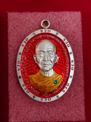 Монета Луанг Пу Чу, серия Chana Jon, коробка Chanuan, 2566 год (серебро с красной эмалью и инкрустацией драгоценными камнями, дизайн с накидкой) - image blurred placeholder