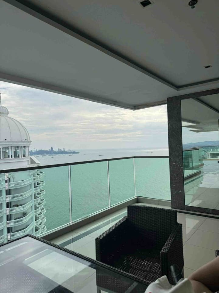 C1322 Кондо на продажу Wongamart Tower Condominium (продается с арендатором) вид на море с балкона