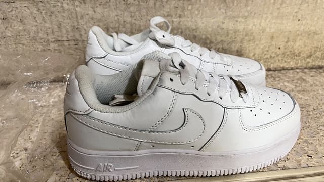 รองเท้าผ้าใบ Nike Air Force 1 Low สีขาวล้วน ขนาด 22.5 cm