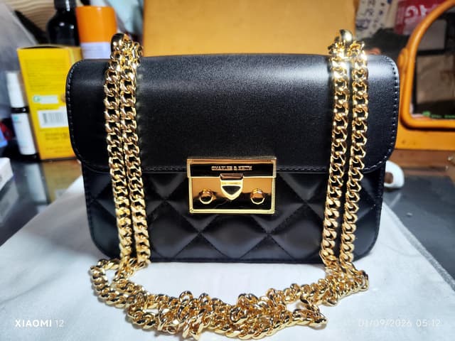 CHARLES & KEITH กระเป๋าสะพายไหล่ Quilted Push-Lock สีดำ ของแท้ 100%