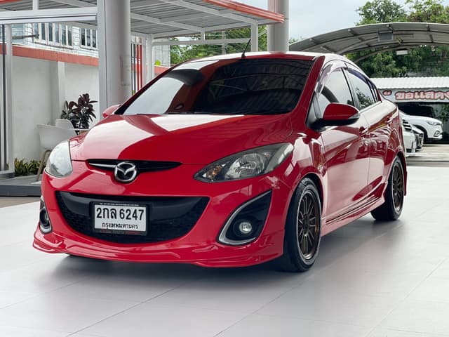 Mazda 2 ปี 2013 สีแดง 4 ประตู ตัวรองท็อป มีพวงมาลัยมัลติฟังก์ชัน เกียร์ออโต้