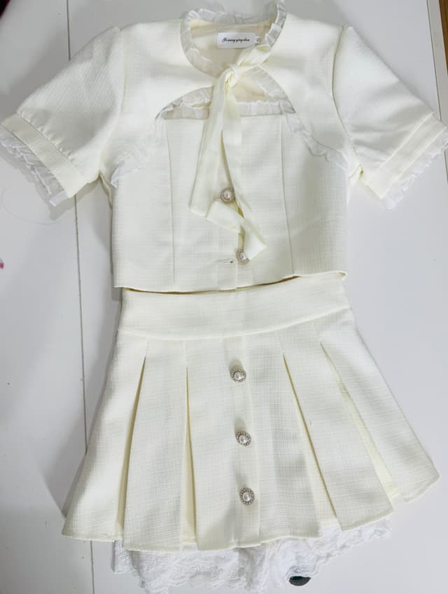 ชุดเซ็ตเสื้อครอปแขนสั้นแต่งโบว์ พร้อมกระโปรงพลีทสีขาว