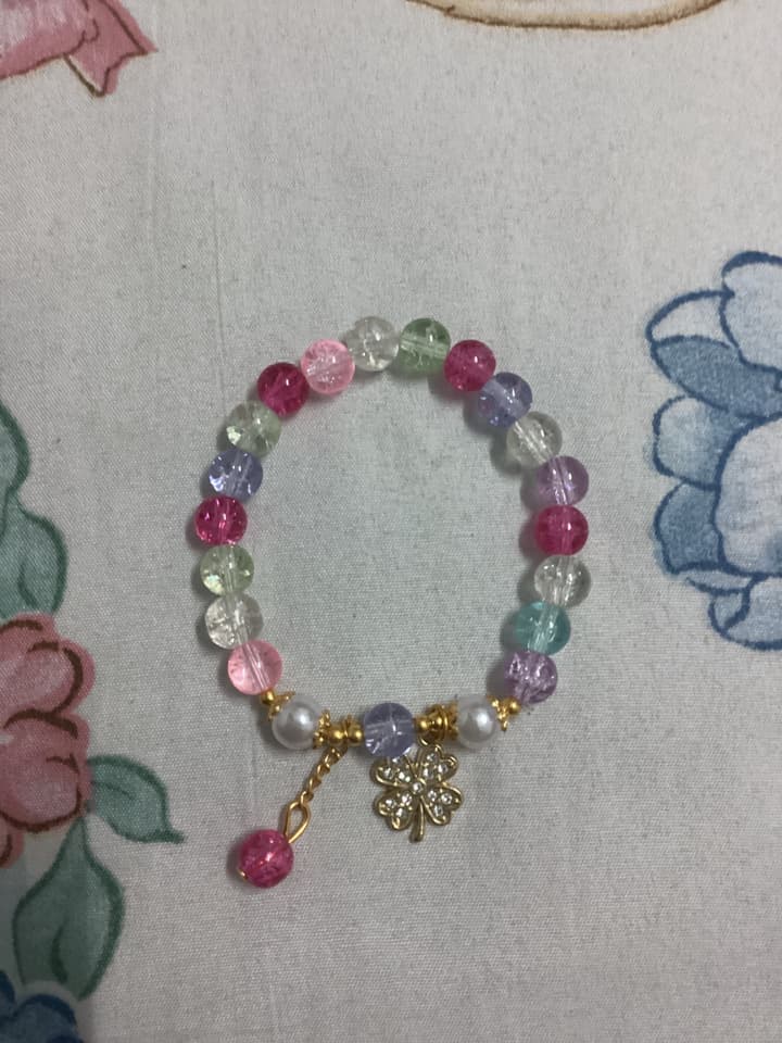 กำไลข้อมือ จี้ใบโคลเวอร์ประดับเพชร