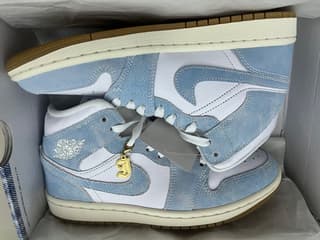 100% Authentic Nike Air Jordan 1 Mid SE Sneakers - image blurred placeholder