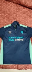เสื้อกีฬาคอปก แบรนด์ umbro - image blurred placeholder