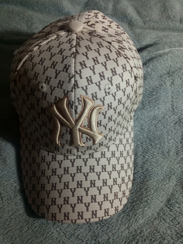หมวก MLB ลาย NY โมโนแกรม สีเบจ