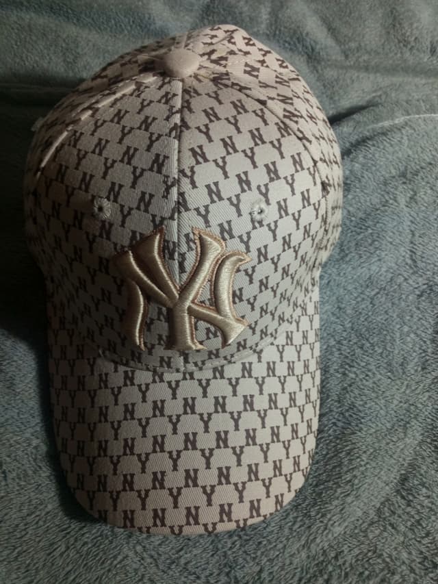 หมวก MLB ลาย NY โมโนแกรม สีเบจ