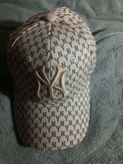 หมวก MLB ลาย NY โมโนแกรม สีเบจ - image blurred placeholder