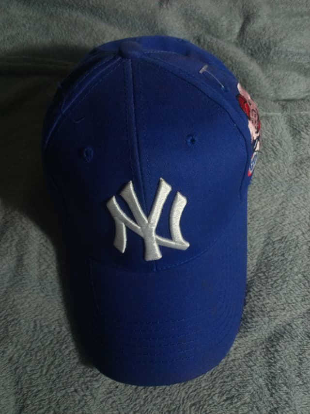 หมวก MLB NY สีน้ำเงิน ปักลายรูปหมู