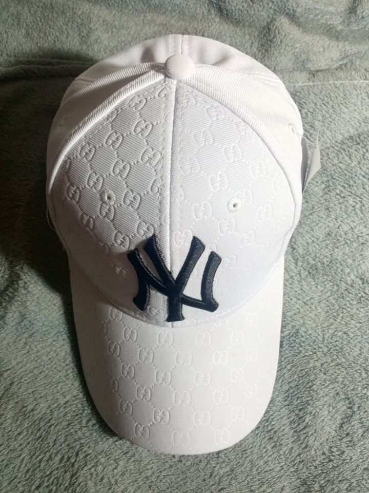 หมวก NY สีขาว ลาย GG
