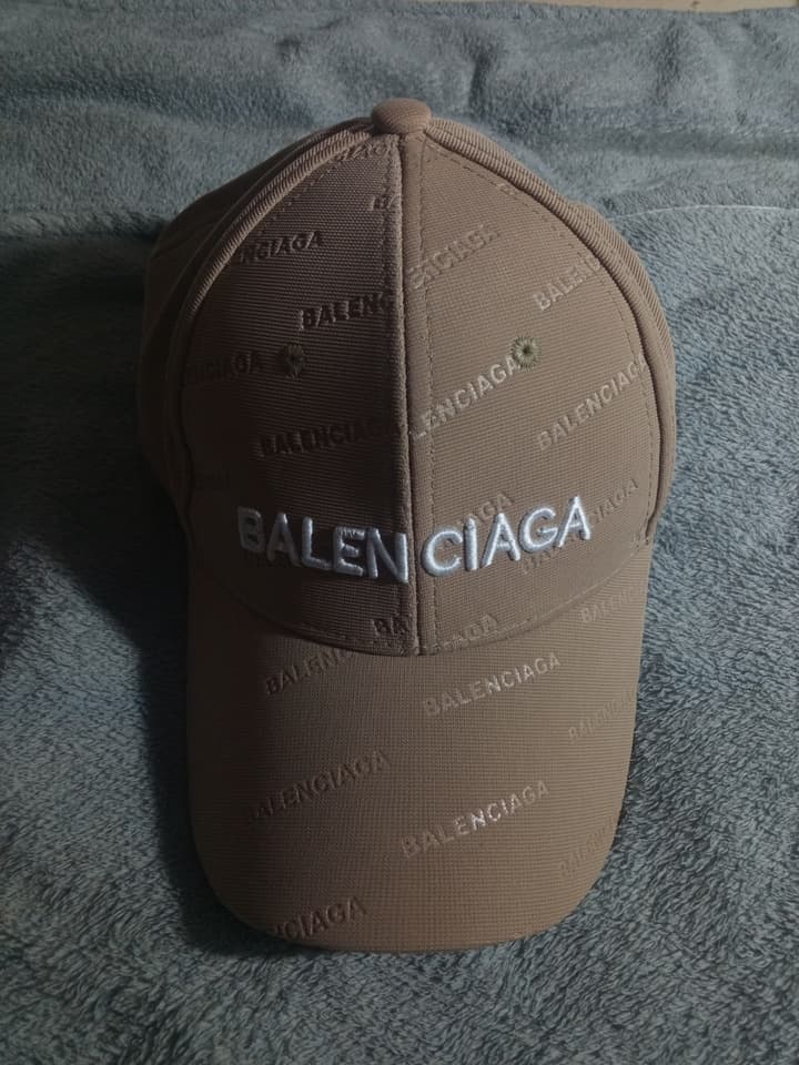 หมวก Balenciaga สีเบจ