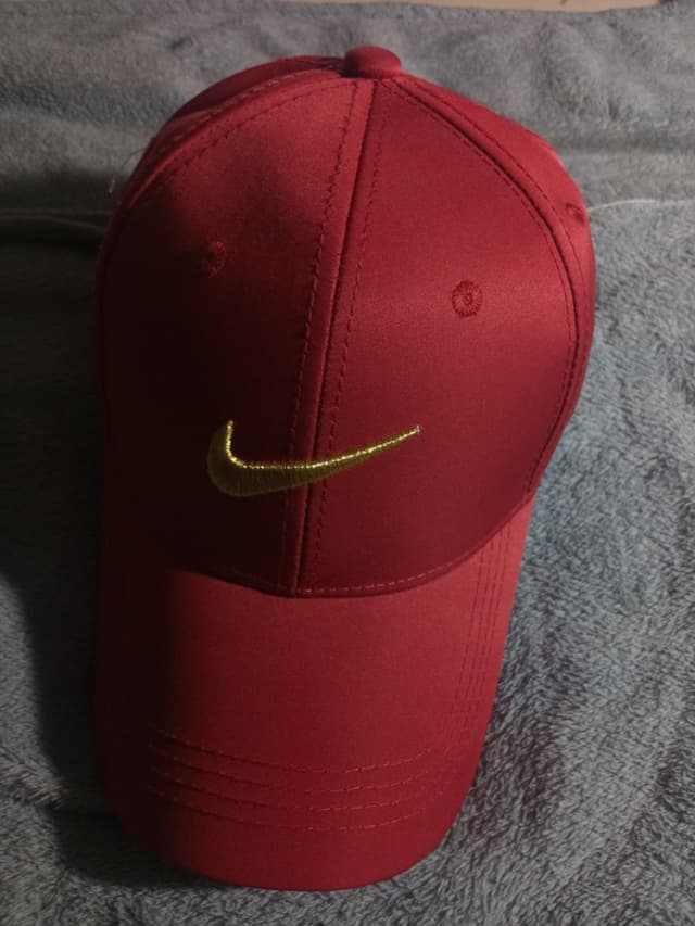 หมวก Nike สีแดง