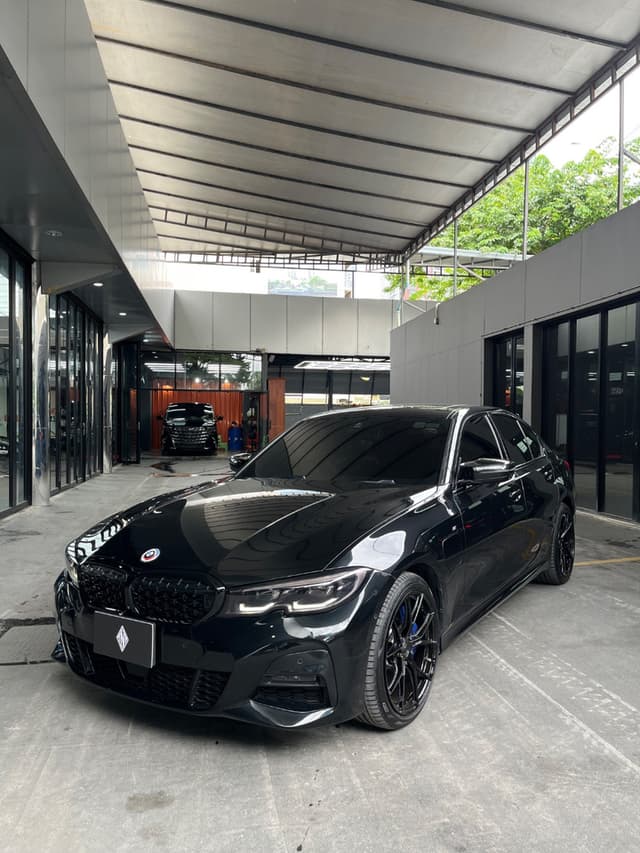 BMW 330e M sport 2021 года