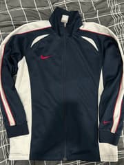 เสื้อคลุมวอร์ม Nike - image blurred placeholder
