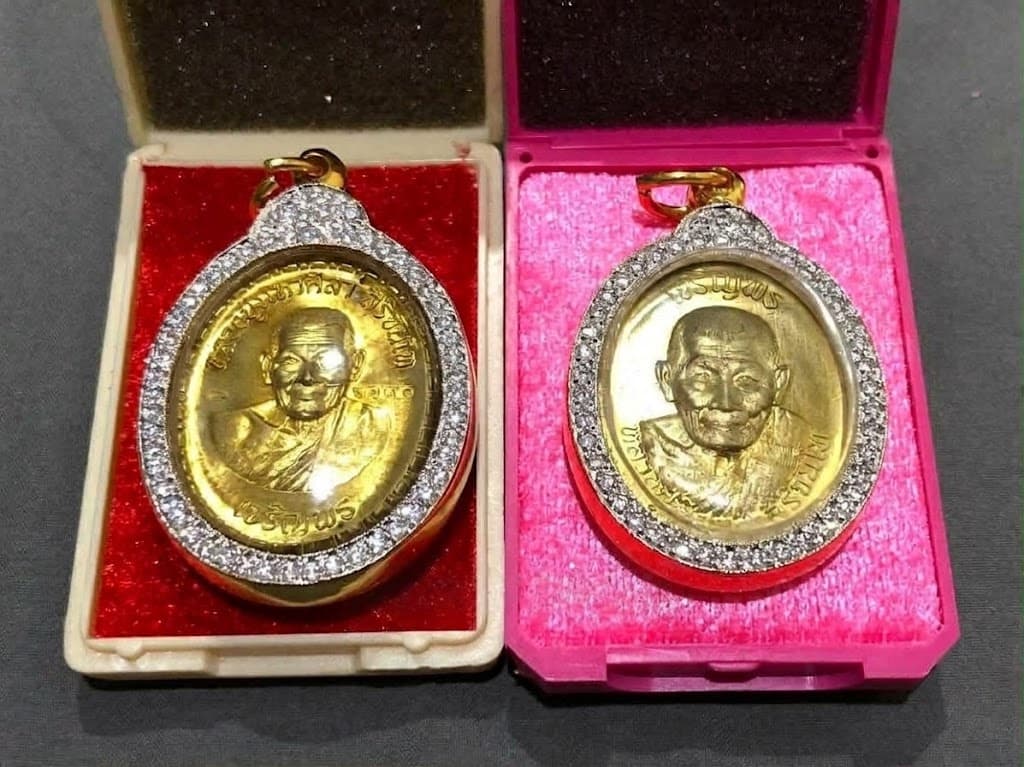 Luang Pu Maha Sila Sirijanto Medal, Pair Set for Worship