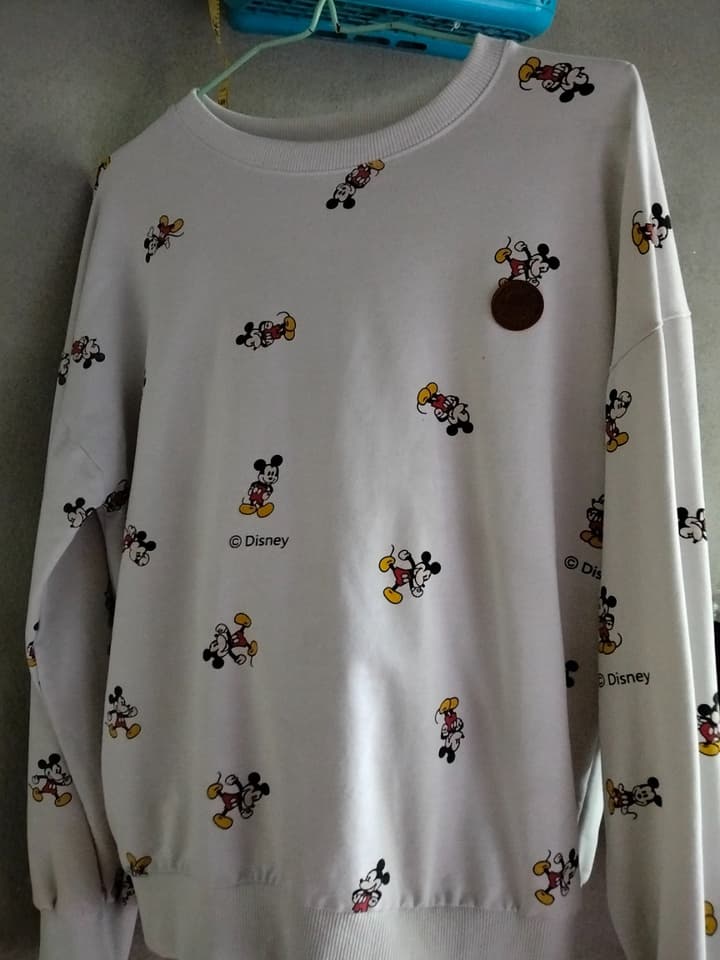 เสื้อสเวตเตอร์แขนยาวสีขาว ลายมิกกี้เมาส์