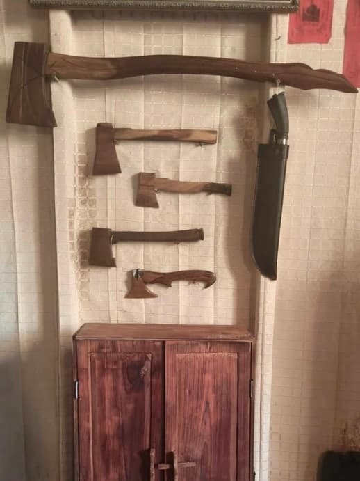 Lot of 5 Axes and 2 Knives, Antique Style