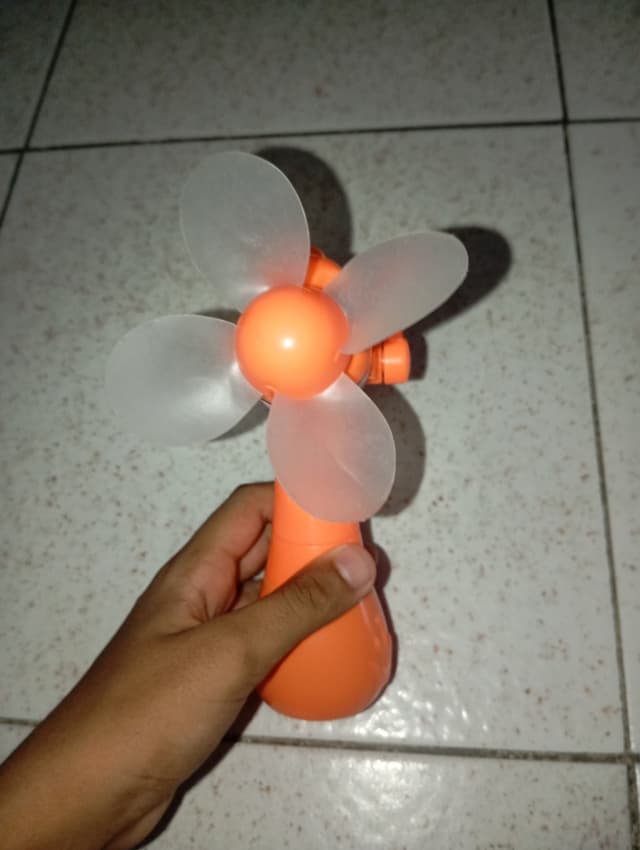 Hand-Crank Fan, Nemo Fish Shape, Powerful Airflow