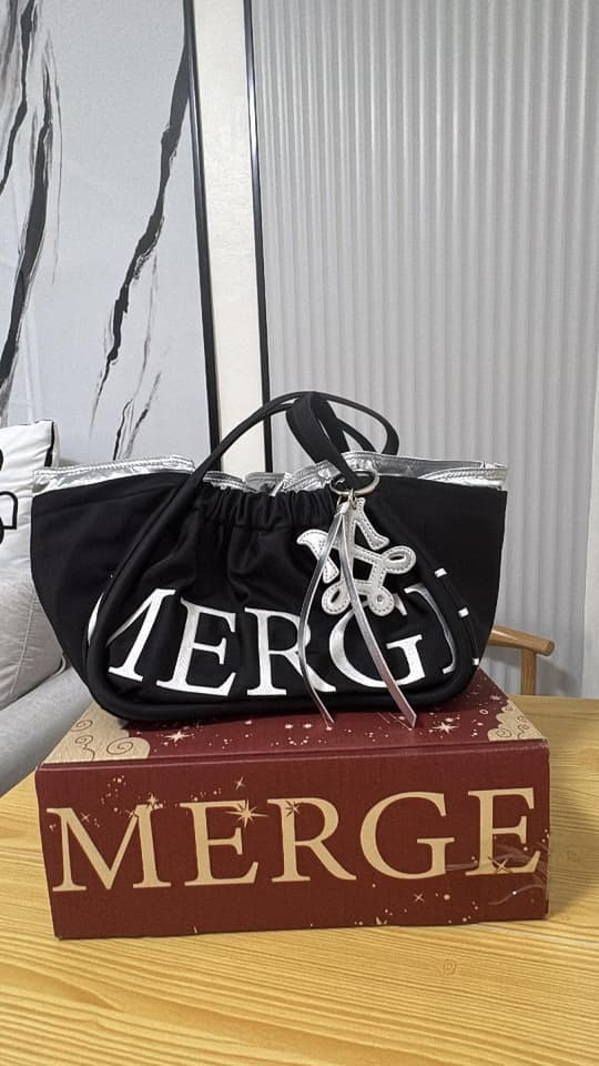 กระเป๋า Merge รุ่น A Day Bag Nylon Edition สีดำ ไซส์กลาง