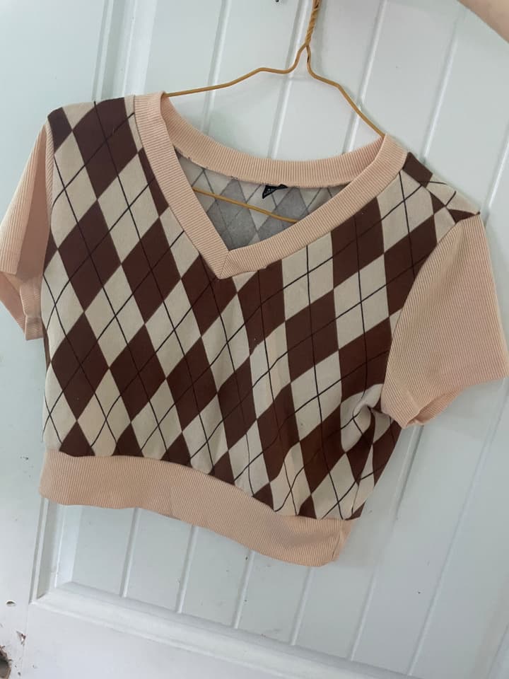 เสื้อครอป ลายตารางข้าวหลามตัด สีน้ำตาลครีม