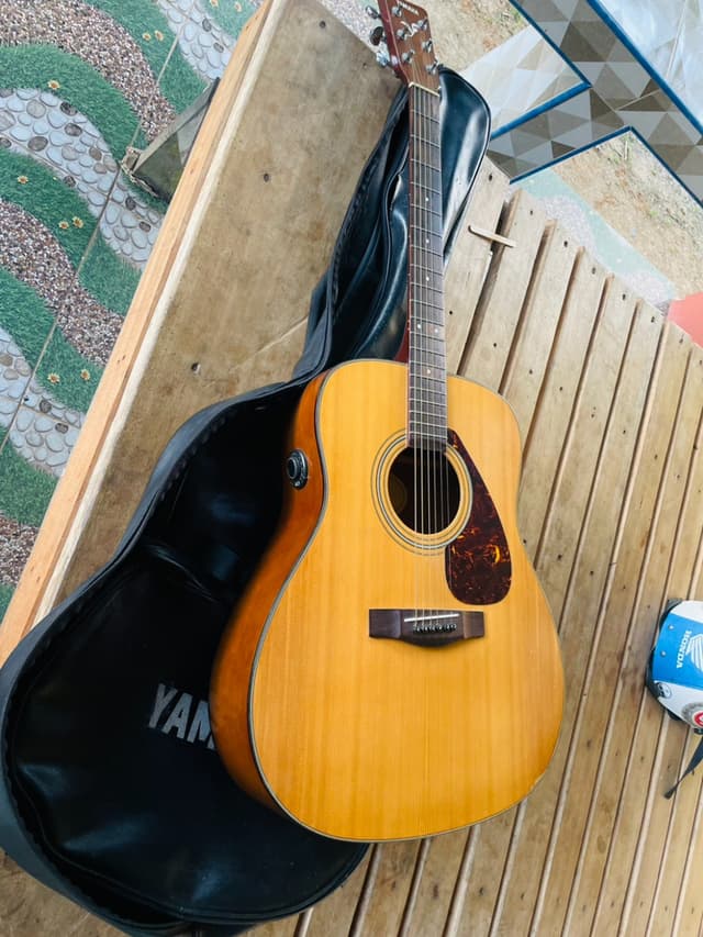 Yamaha F-600 Acoustic Guitar with Os-1 Electric System and Built-in Speaker