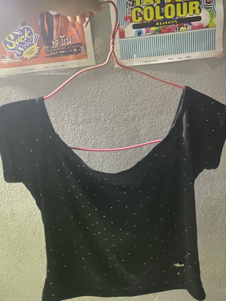 เสื้อครอปปาดไหล่ สีดำ แต่งคริสตัลทั้งตัว