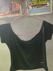 เสื้อครอปปาดไหล่ สีดำ แต่งคริสตัลทั้งตัว - image blurred placeholder