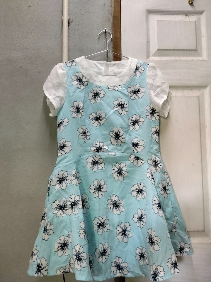 ชุดเดรสสั้นคอกลมแขนสั้น ลายดอกไม้สีขาว-ดำ