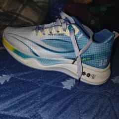 Used running shoes, size 40 - image blurred placeholder