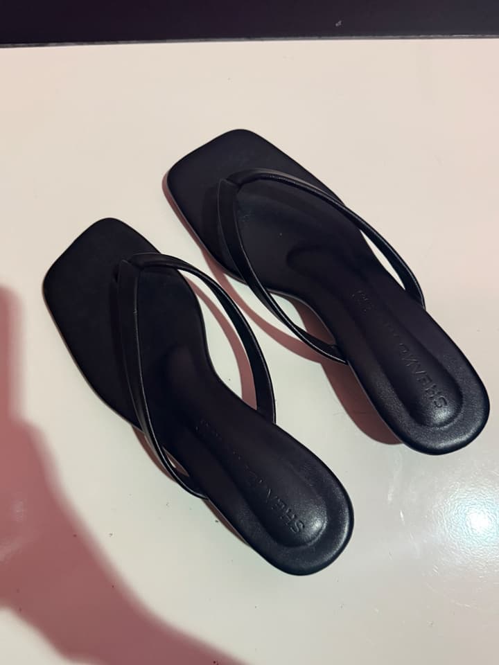 Thong sandals with 1-inch heel, size 38
