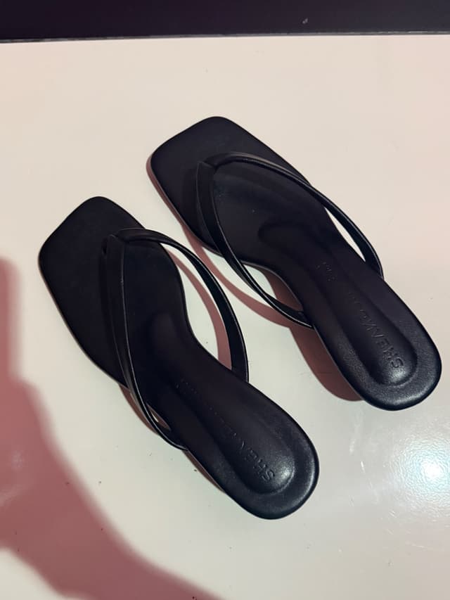 Thong sandals with 1-inch heel, size 38