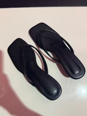 Thong sandals with 1-inch heel, size 38 - image blurred placeholder