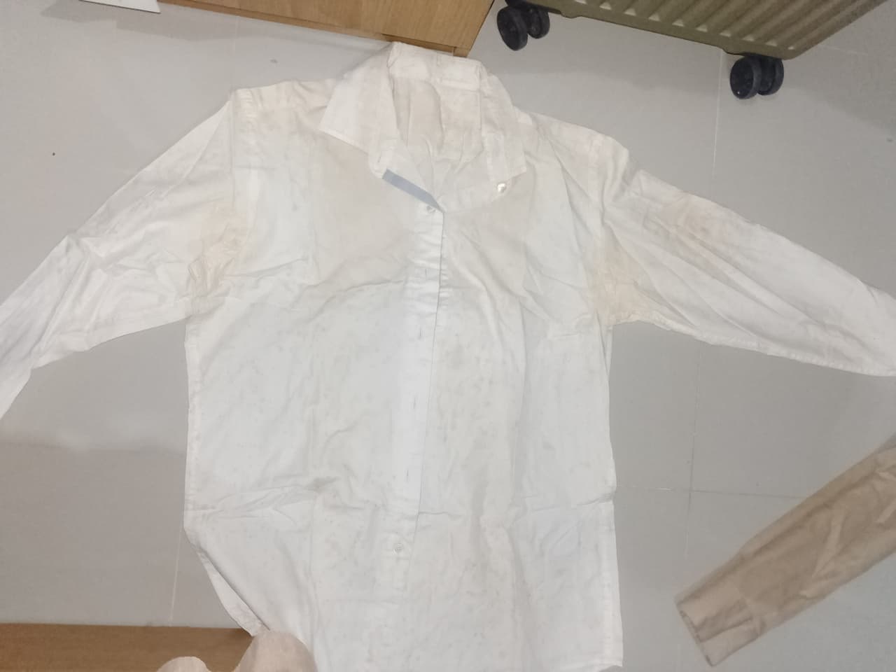 เสื้อเชิ้ตสีขาว มีตำหนิ