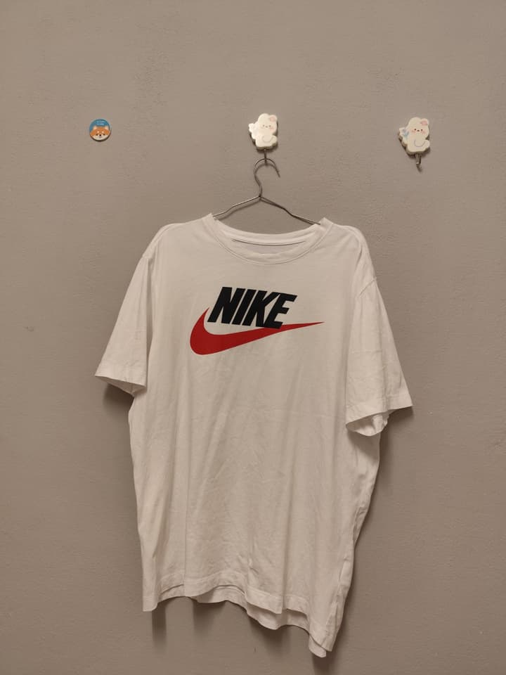 เสื้อยืด Nike สีขาว รุ่น The Nike Tee (ไซส์ XXL)