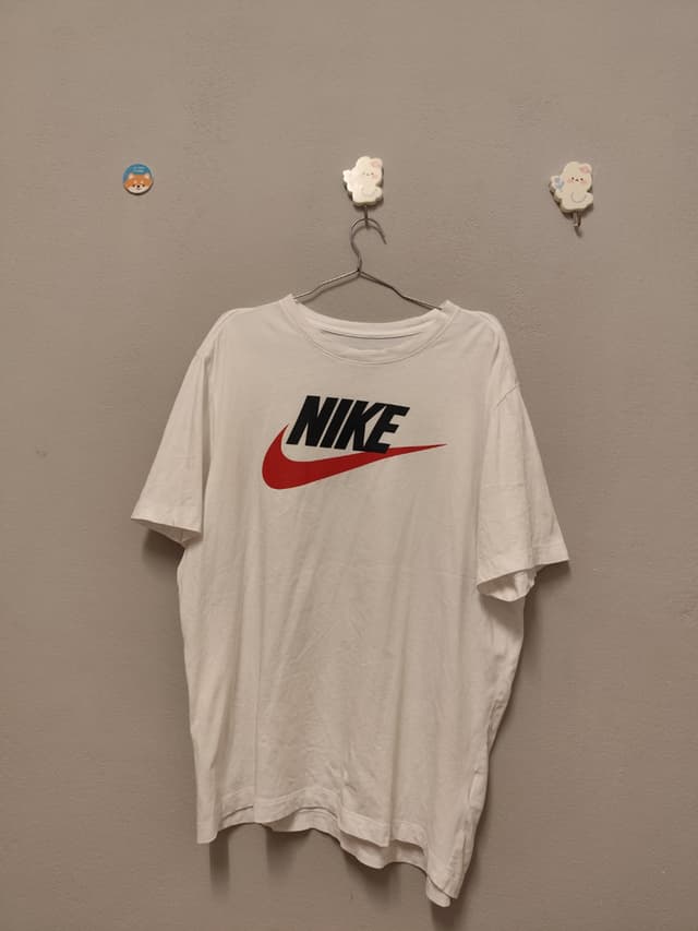 เสื้อยืด Nike สีขาว รุ่น The Nike Tee (ไซส์ XXL)