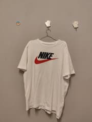 เสื้อยืด Nike สีขาว รุ่น The Nike Tee (ไซส์ XXL) - image blurred placeholder
