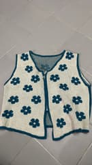 Second-Hand Knitted Vest with Blue Floral Pattern and Front Zipper - image blurred placeholder