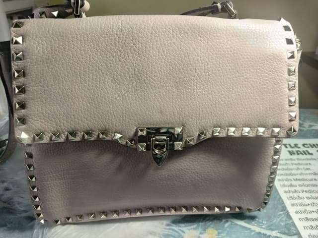 Сумка VALENTINO GARAVANI Rockstud с декоративными шипами, розово-бежевая