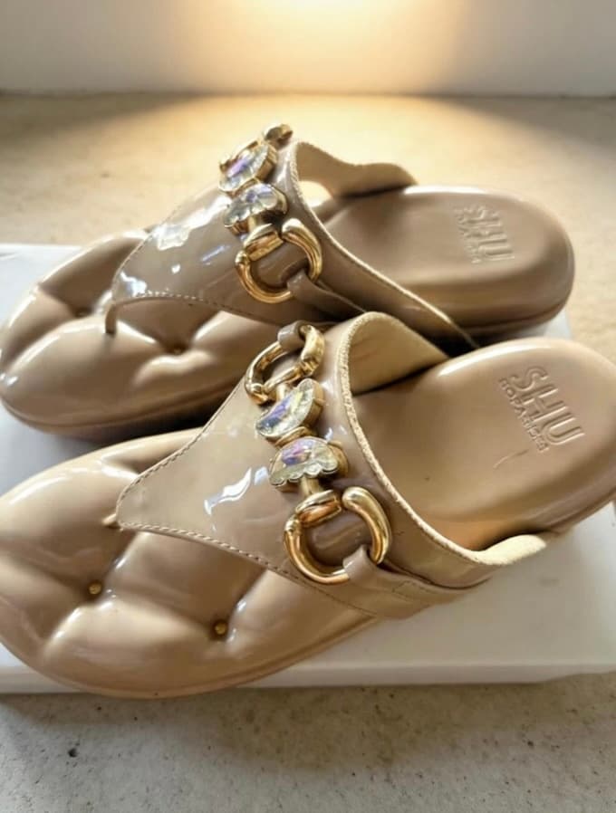 Подержанные туфли SHU SOFASHOES 2.5" SWEETCHIC, глянцевый серо-бежевый цвет