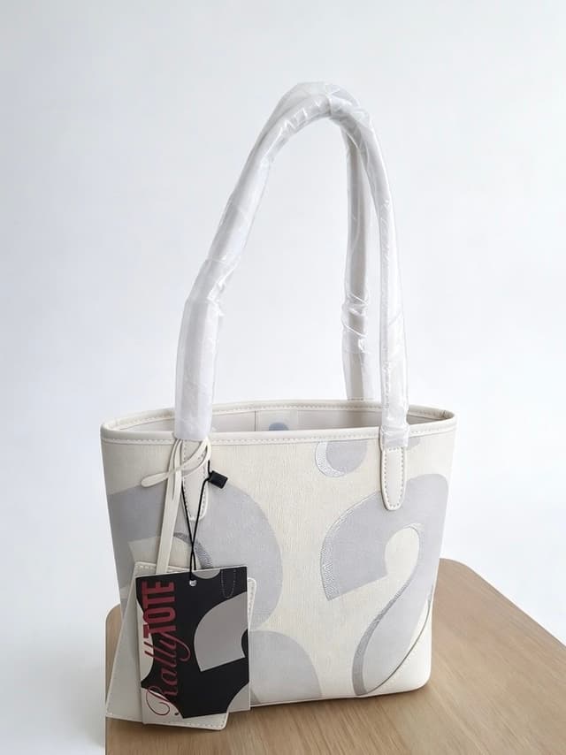 กระเป๋าถือ Rally Tote สีครีม-เงิน ใบใหม่ ป้ายห้อย