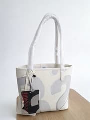 กระเป๋าถือ Rally Tote สีครีม-เงิน ใบใหม่ ป้ายห้อย - image blurred placeholder