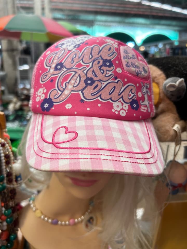 Розовая шляпа в стиле Y2K Barbie