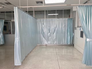 Комплект гибкого карниза для штор Г-образной формы с пластиковой шторой - image blurred placeholder
